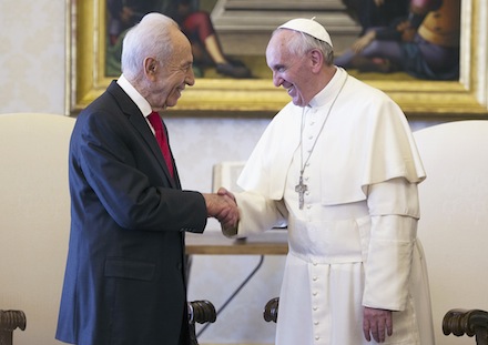 Rabbi Elio Toaff and Pope John Paul II exchange   gifts, April 13, 1986